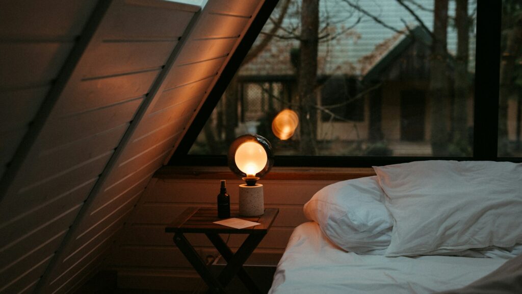 Grand ménage de la chambre : l&rsquo;ordre qui évite de tout refaire